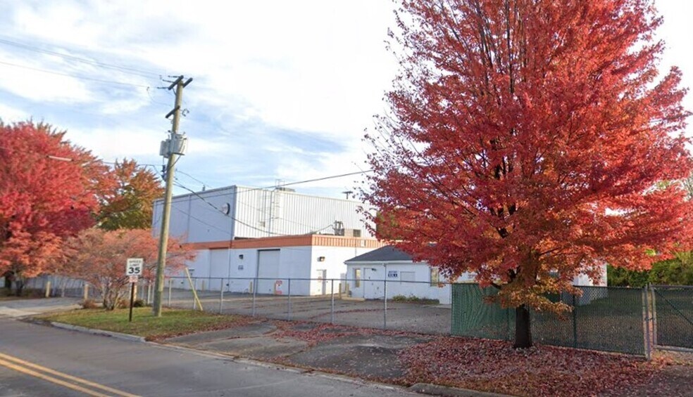 20720 Tuck Rd, Farmington Hills, MI à vendre - Photo du bâtiment - Image 1 de 9