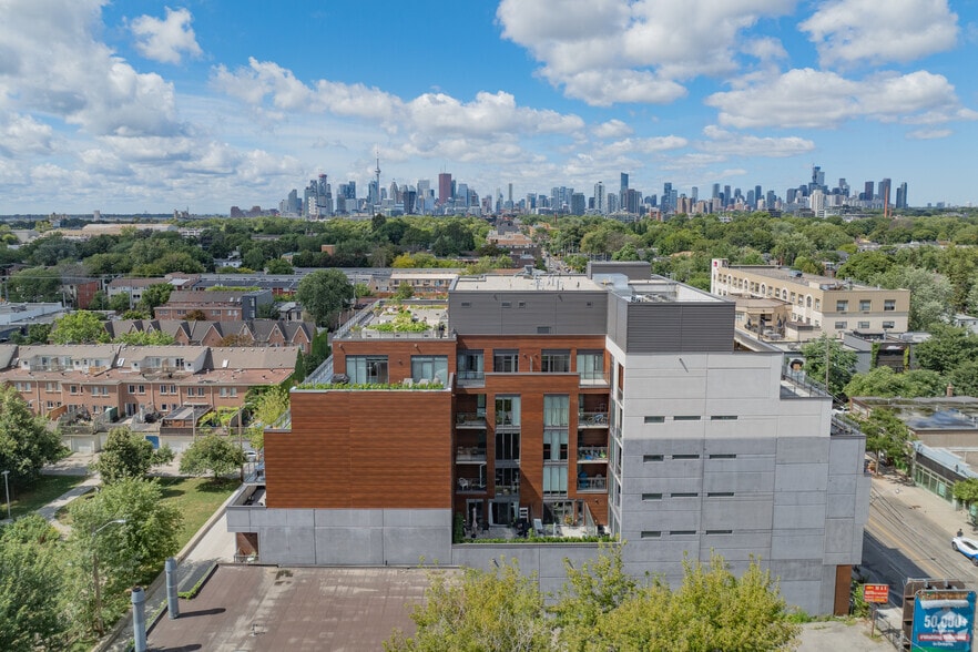 1285 Queen St E, Toronto, ON à vendre - Photo du bâtiment - Image 2 de 4