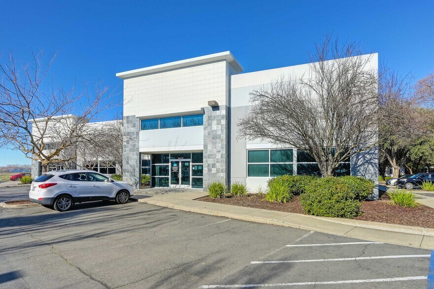 2204 Kausen Dr, Elk Grove, CA à vendre - Photo du bâtiment - Image 3 de 13