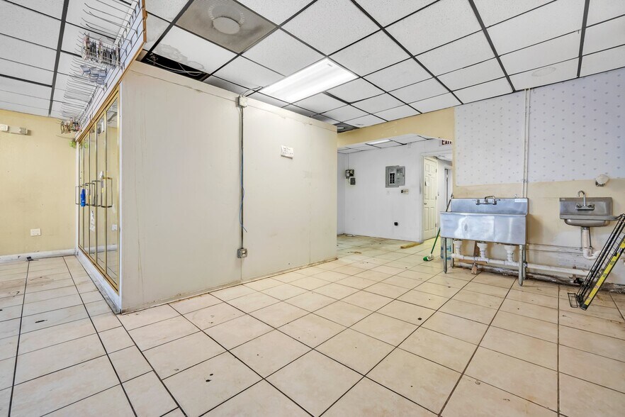 1224 NE 163rd St, North Miami Beach, FL à louer - Photo intérieure - Image 2 de 5