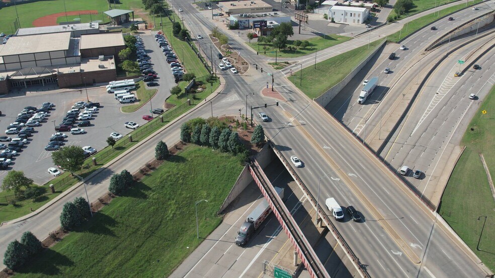 5225 N Western Ave, Oklahoma City, OK à louer - Vidéo sur l’inscription commerciale - Image 2 de 8