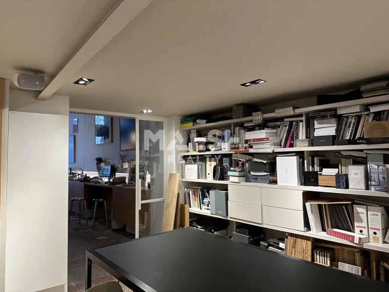 Retail in Lyon for lease - Interior Photo - Image 2 of 5