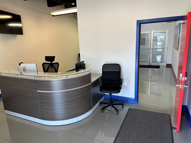 1000 W Pembroke Rd, Hallandale Beach, FL for lease - Lobby - Image 2 of 6