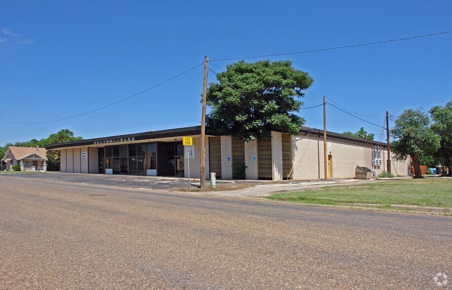 812 W 8th St, Plainview, TX à louer - Photo du bâtiment - Image 2 de 7