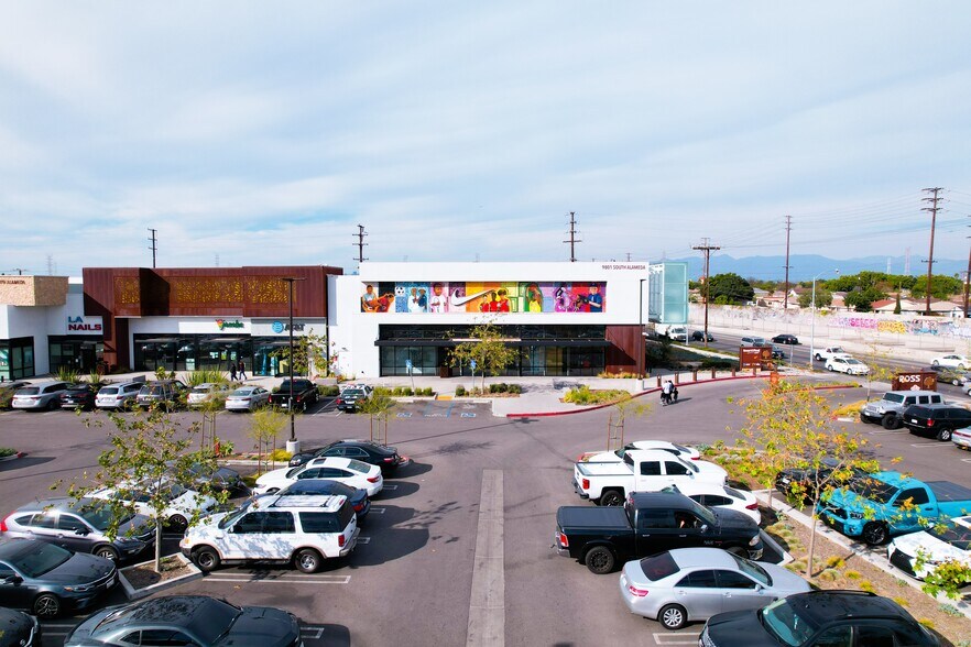 9901 S Alameda St, Los Angeles, CA à louer - Photo du bâtiment - Image 3 de 7