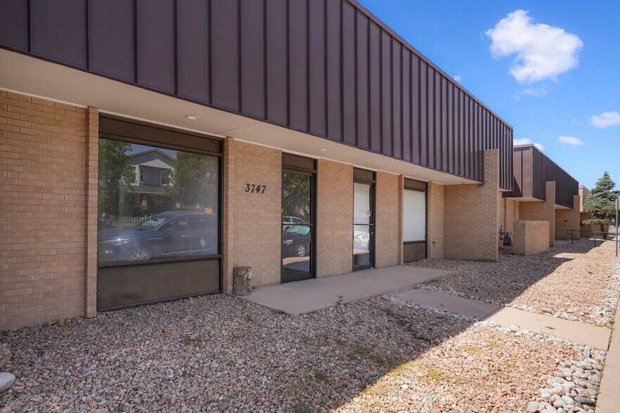 3737-3747 S Inca St, Englewood, CO à louer - Photo du bâtiment - Image 2 de 4
