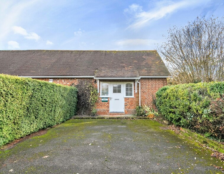 Castle End, Reading for lease - Building Photo - Image 2 of 11