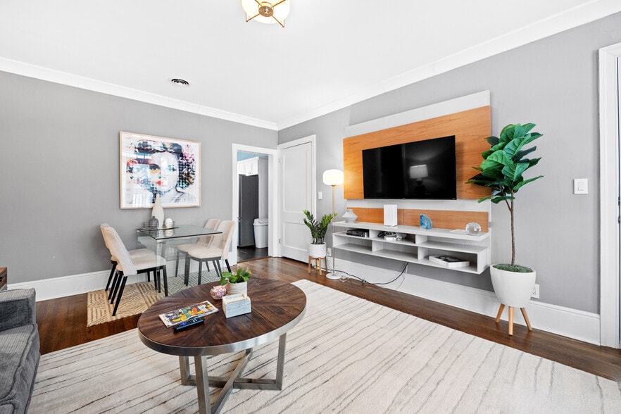 109 Brookford Rd, Syracuse, NY for sale - Interior Photo - Image 3 of 23