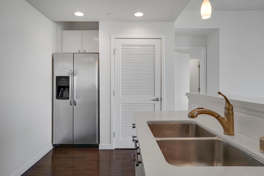 525 Santa Monica Blvd, Santa Monica, CA à vendre - Photo du bâtiment - Image 3 de 109