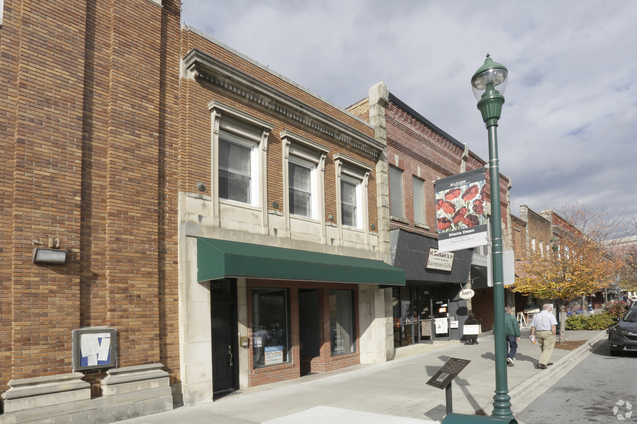 409-411 N Main St, Hendersonville, NC à vendre Photo principale- Image 1 de 1