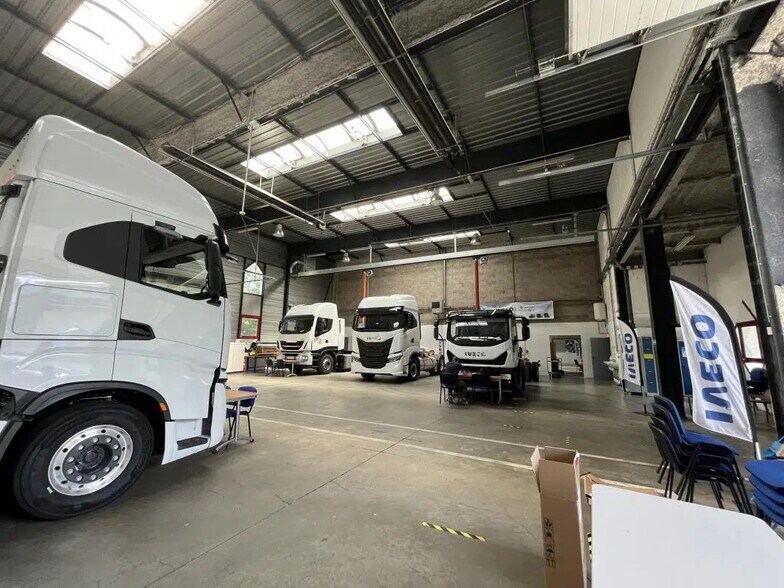 Industriel dans Élancourt à louer - Photo du bâtiment - Image 2 de 6