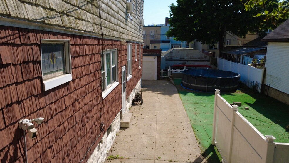7215 73rd St, Glendale, NY à vendre - Photo du bâtiment - Image 3 de 51