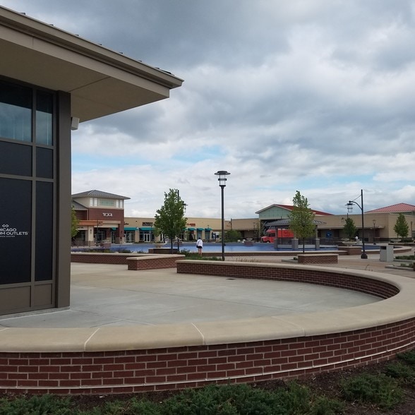 1650 Premium Outlet Blvd, Aurora, IL à louer - Photo du bâtiment - Image 1 de 1