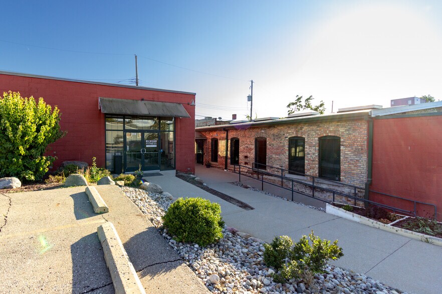 1213 Center St, Lansing, MI à vendre - Photo du bâtiment - Image 1 de 37