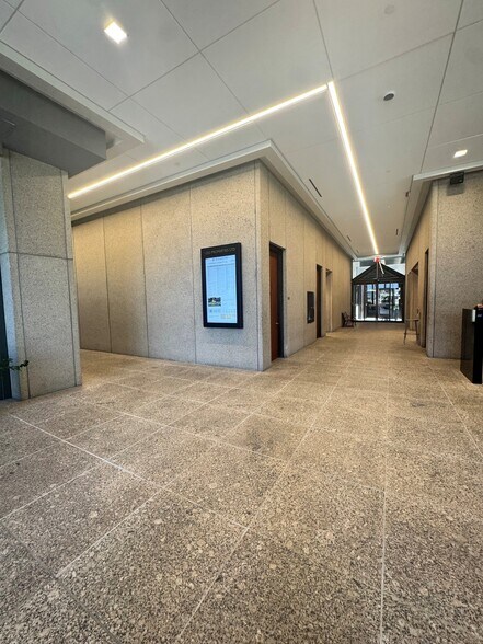 1250 NE Loop 410, San Antonio, TX à louer - Photo du bâtiment - Image 2 de 5