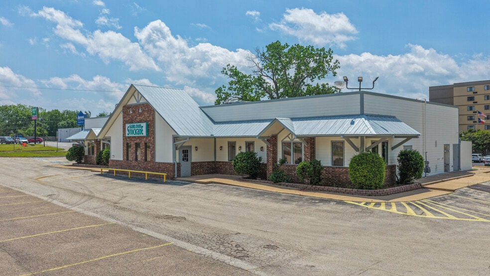 2508 W 7th Ave, Corsicana, TX for lease - Building Photo - Image 3 of 47