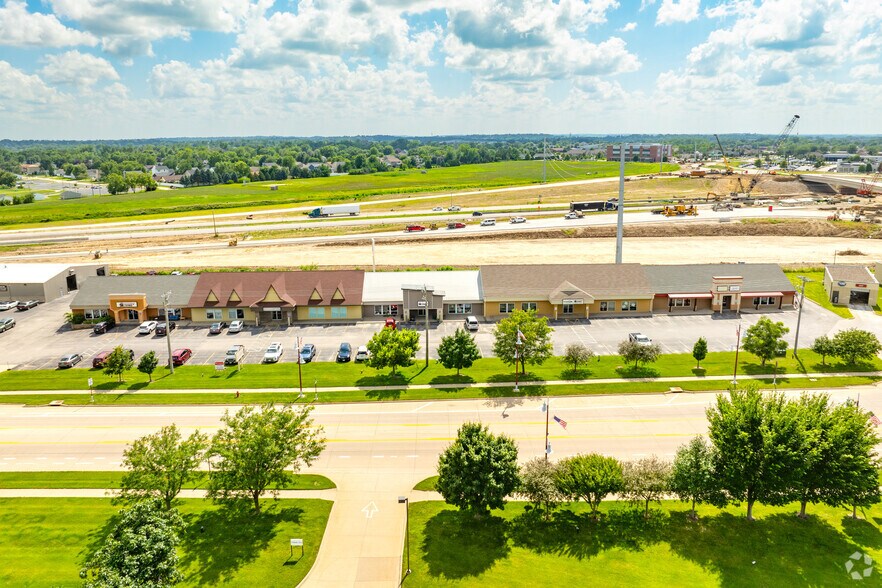 750-768 Center Point Rd, Hiawatha, IA à louer - Aérien - Image 2 de 6