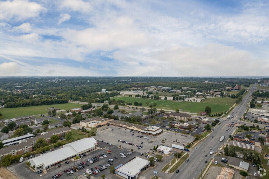 2329 S Iowa St, Lawrence, KS à vendre - Aérien - Image 2 de 9