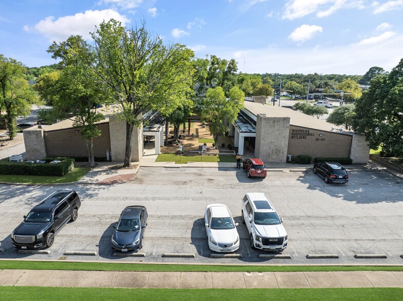 301-323 Westpark Way, Euless, TX à louer - Photo du bâtiment - Image 2 de 8