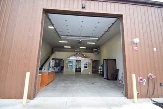 611 NE Jackpine Ct, Redmond, OR for lease Interior Photo- Image 2 of 14