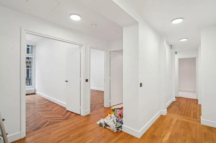 22 Rue De Madrid, Paris for lease - Interior Photo - Image 3 of 7