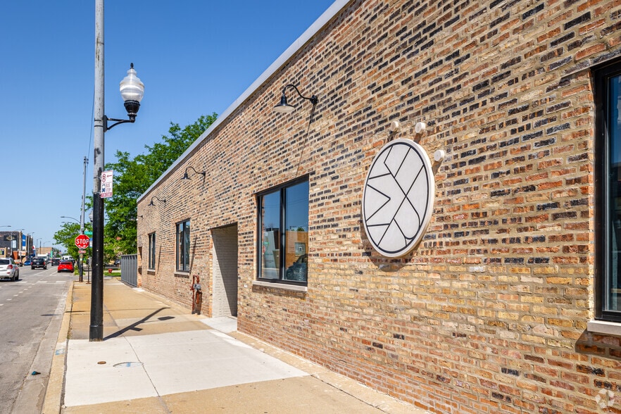4256 W Diversey Ave, Chicago, IL for lease - Building Photo - Image 2 of 8