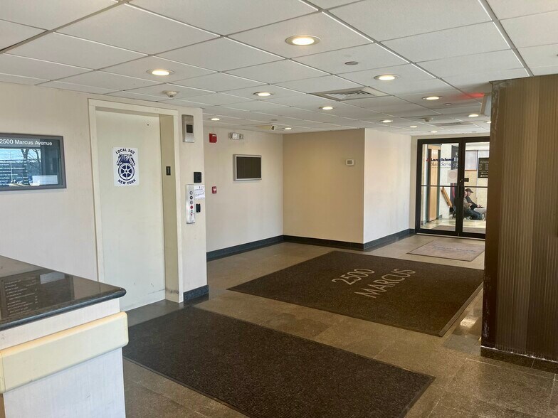 2500 Marcus Ave, Lake Success, NY à louer - Photo du bâtiment - Image 3 de 8