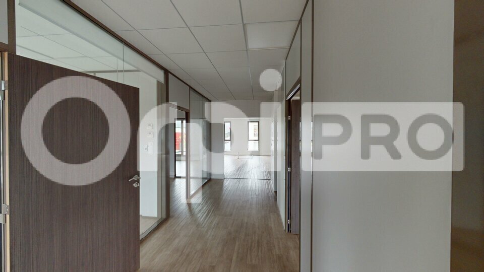 Office in Neuville-sur-Saône for lease - Interior Photo - Image 2 of 7
