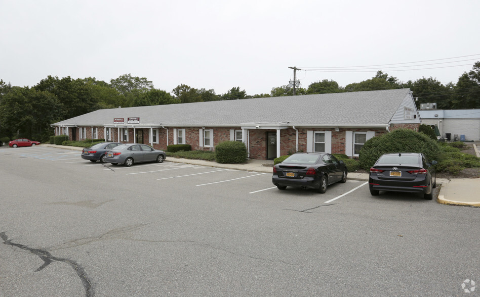 650 Hawkins Ave, Ronkonkoma, NY for lease - Building Photo - Image 1 of 4