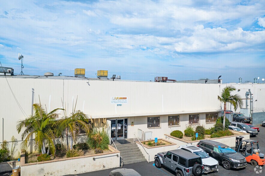 2751 El Presidio St, Carson, CA à vendre - Photo du bâtiment - Image 1 de 3