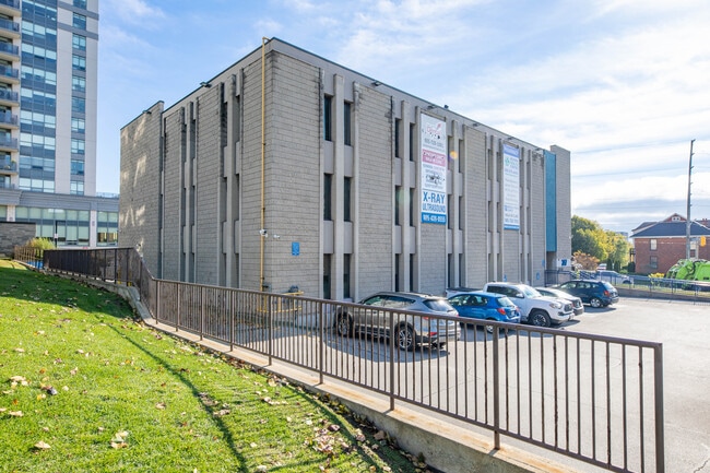 Plus de détails pour 247 Simcoe St N, Oshawa, ON - Bureau à vendre