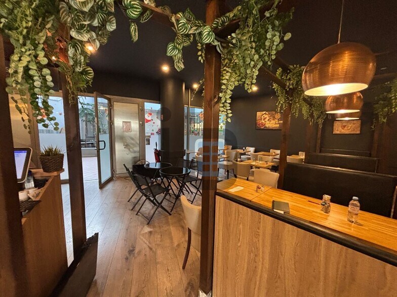Retail in Nanterre for lease - Interior Photo - Image 2 of 8