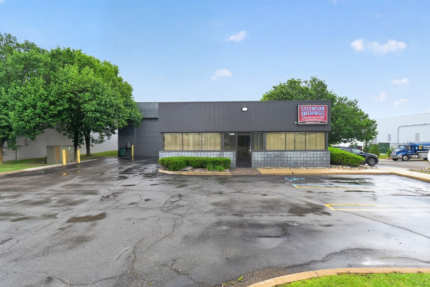 1090 Doris Rd, Auburn Hills, MI for lease - Building Photo - Image 2 of 22