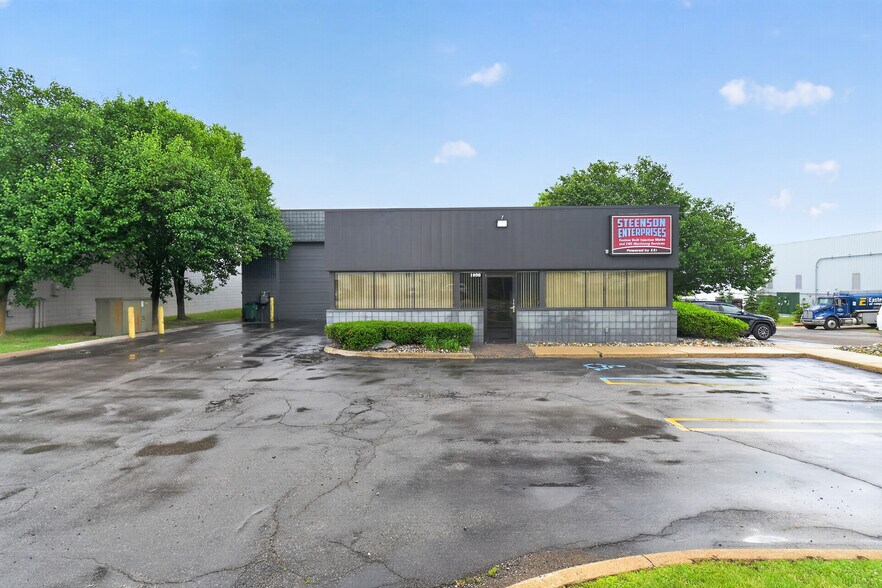1090 Doris Rd, Auburn Hills, MI à louer - Photo du bâtiment - Image 2 de 22