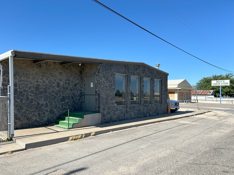 810 W Sealy Ave, Monahans, TX for lease - Building Photo - Image 1 of 32