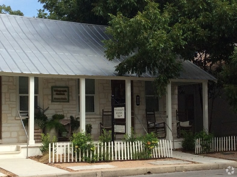 265-267 E Mill St, New Braunfels, TX à vendre - Photo du bâtiment - Image 2 de 25