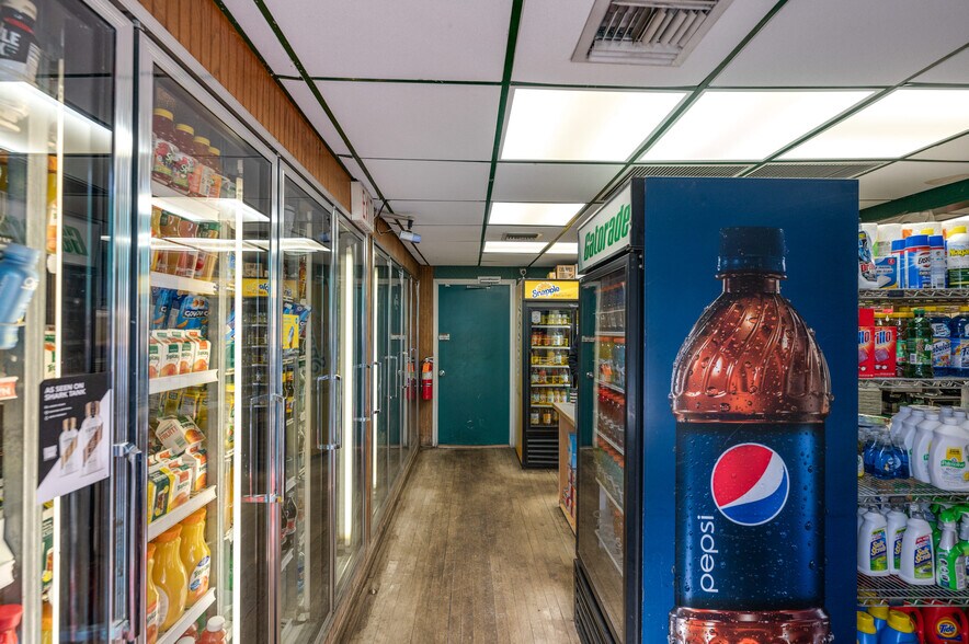 8 Montauk Hwy, East Hampton, NY à louer - Photo du bâtiment - Image 2 de 15