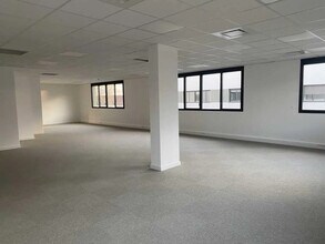 Office in Dardilly for lease Interior Photo- Image 2 of 8