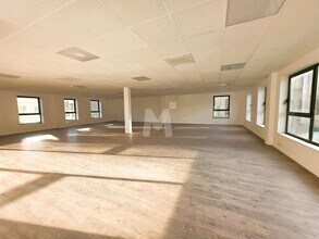 Office in Viry-Châtillon for lease Interior Photo- Image 1 of 7