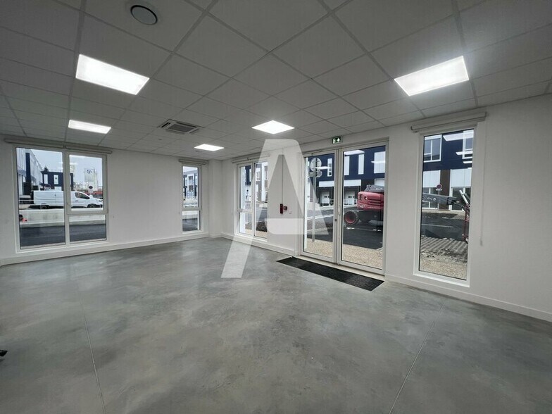 Industrial in Moissy-Cramayel for lease - Interior Photo - Image 2 of 5