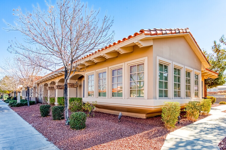 3283 E Warm Springs Rd, Las Vegas, NV à louer - Photo du bâtiment - Image 1 de 23