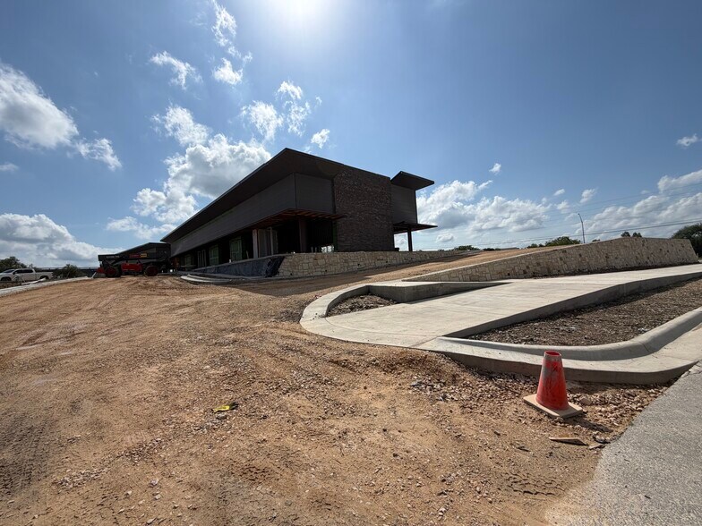 900 Cypress Creek Rd, Cedar Park, TX à louer - Photo du bâtiment - Image 3 de 7
