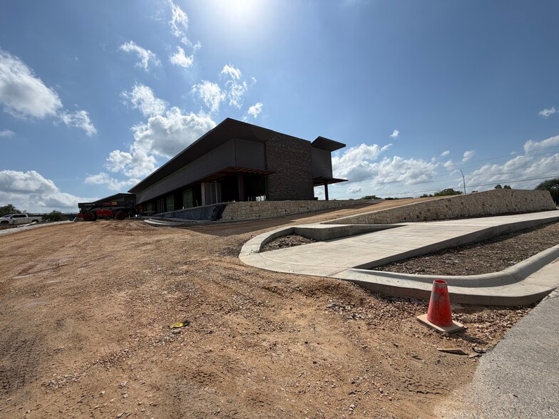 900 Cypress Creek Rd, Cedar Park, TX à louer - Photo du bâtiment - Image 3 de 7