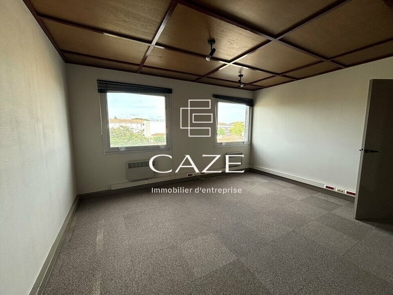Office in Saint-Médard-en-Jalles for sale - Interior Photo - Image 2 of 3