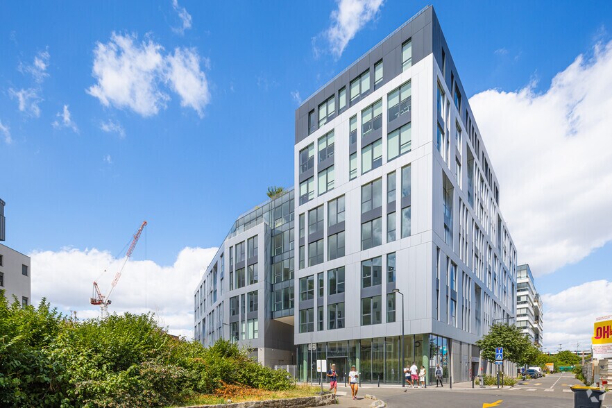 Retail in Saint-Denis for lease - Primary Photo - Image 1 of 4