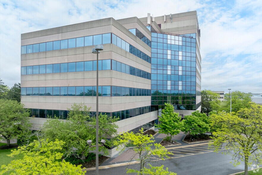 1500 W Shure Dr, Arlington Heights, IL à vendre - Photo du bâtiment - Image 3 de 5