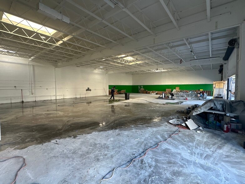 19,794 SF - 3 Industrial Bldgs. For Sale portfolio of 3 properties for sale on LoopNet.ca - Building Photo - Image 3 of 23