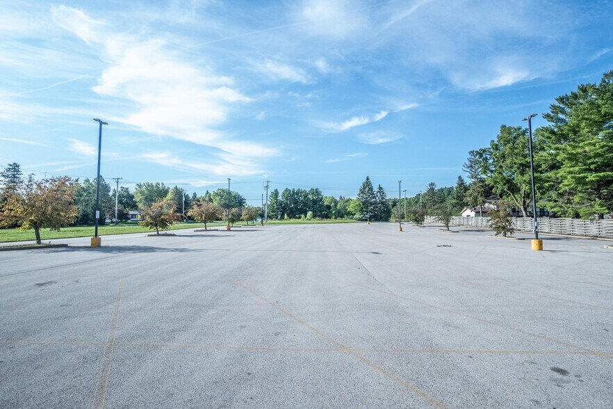 1361 Grand Ave, Hartford, WI à vendre - Photo du bâtiment - Image 3 de 17