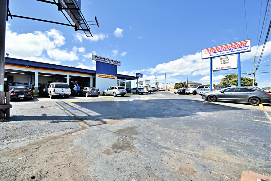 5327 Clinton Hwy, Knoxville, TN à vendre - Photo du bâtiment - Image 1 de 17