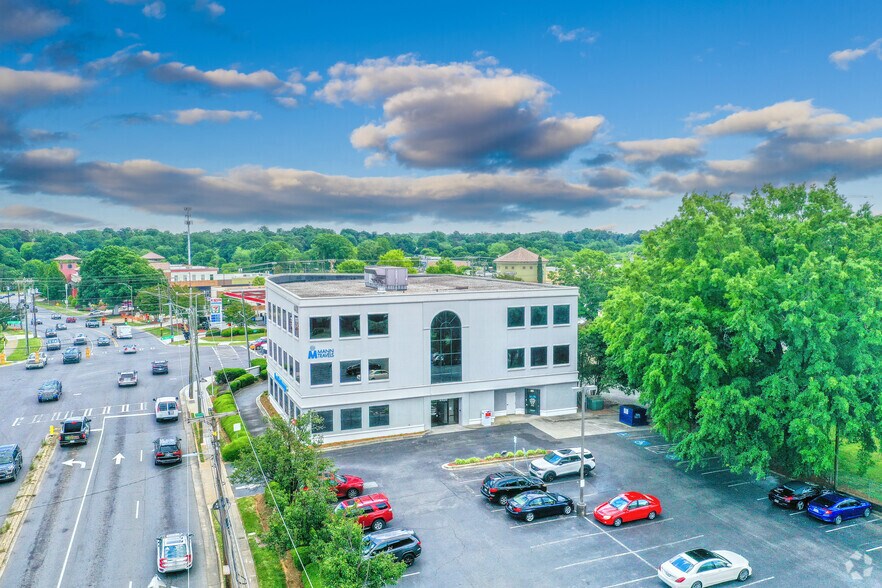 4400 Park Rd, Charlotte, NC à louer - Photo du bâtiment - Image 1 de 2